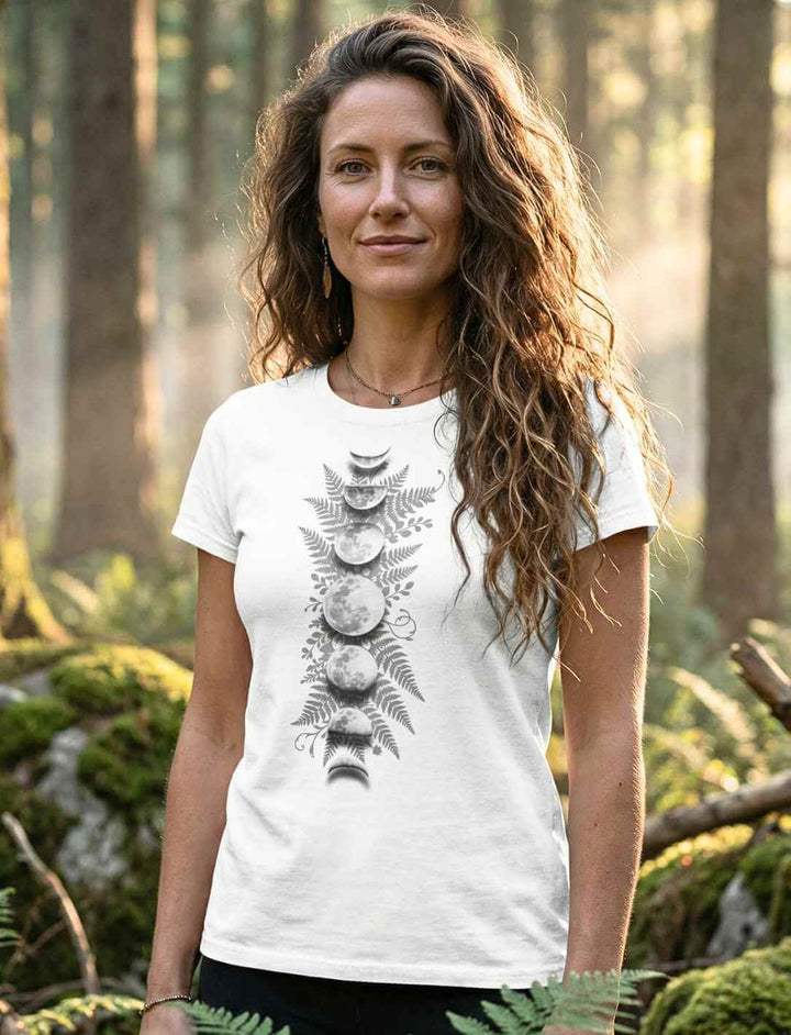 Sacred Moon – Forest Mysteries Damen Organic Shirt in Weiß mit Mondphasenmotiv, getragen von Frau im Waldlicht