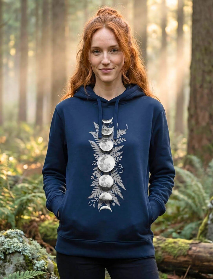 Frau trägt navy Sacred Moon Hoodie im Wald – Mondphasen Organic Hoodie mit Seitentaschen