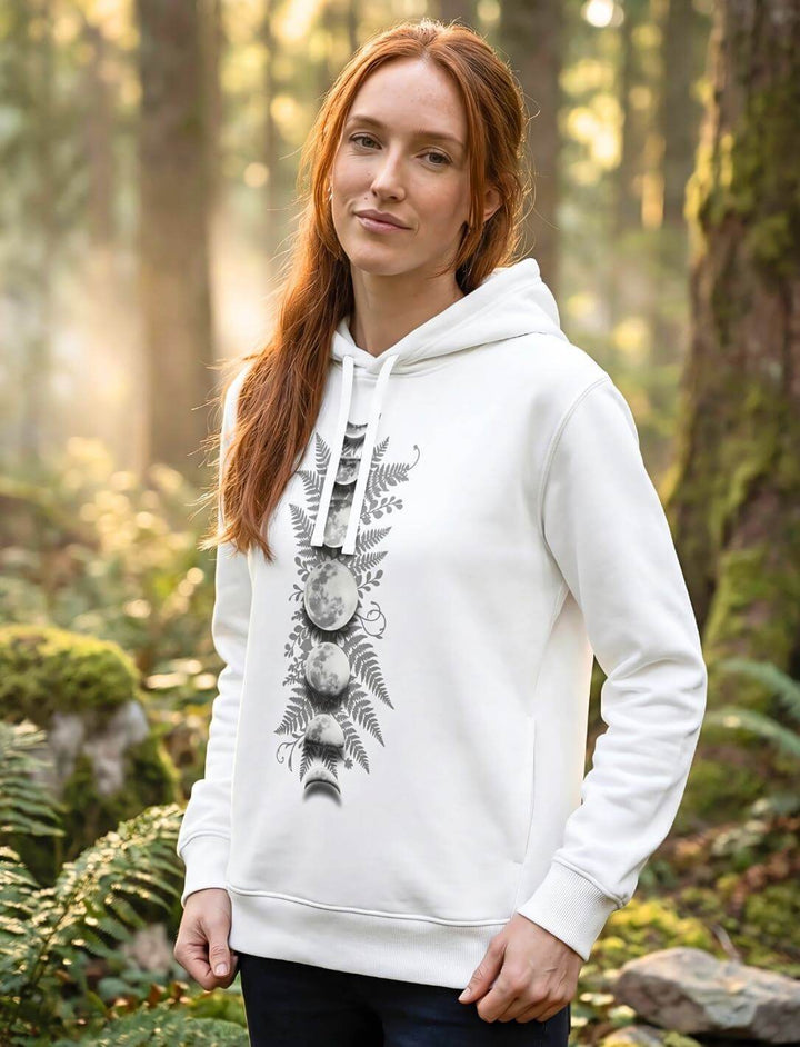 Frau trägt weißen Sacred Moon Hoodie im Wald – Mondphasen Hoodie Damen Bio Baumwolle