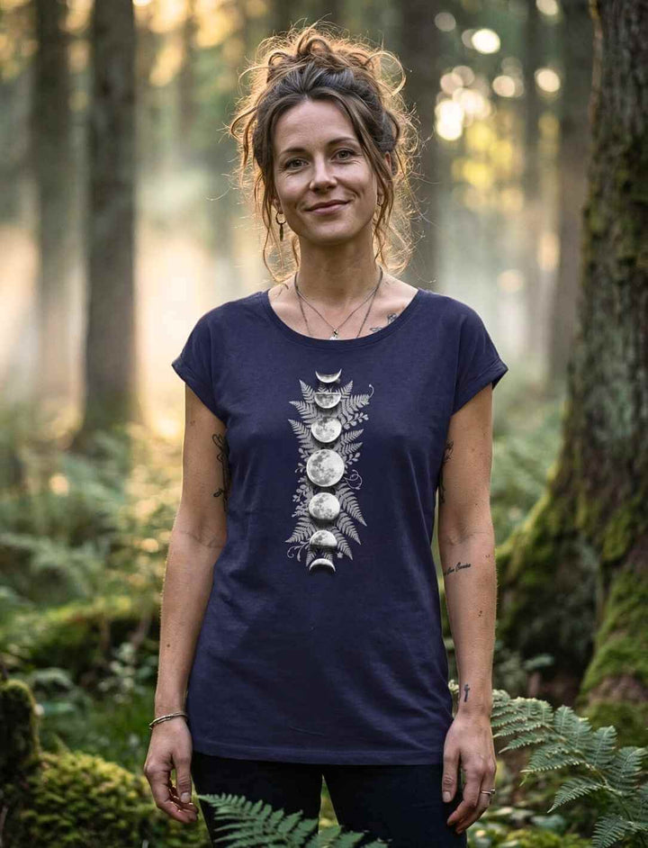 Sacred Moon – Forest Mysteries Damen Longfit Shirt Navy mit Mondphasenmotiv, getragen von Frau im Wald