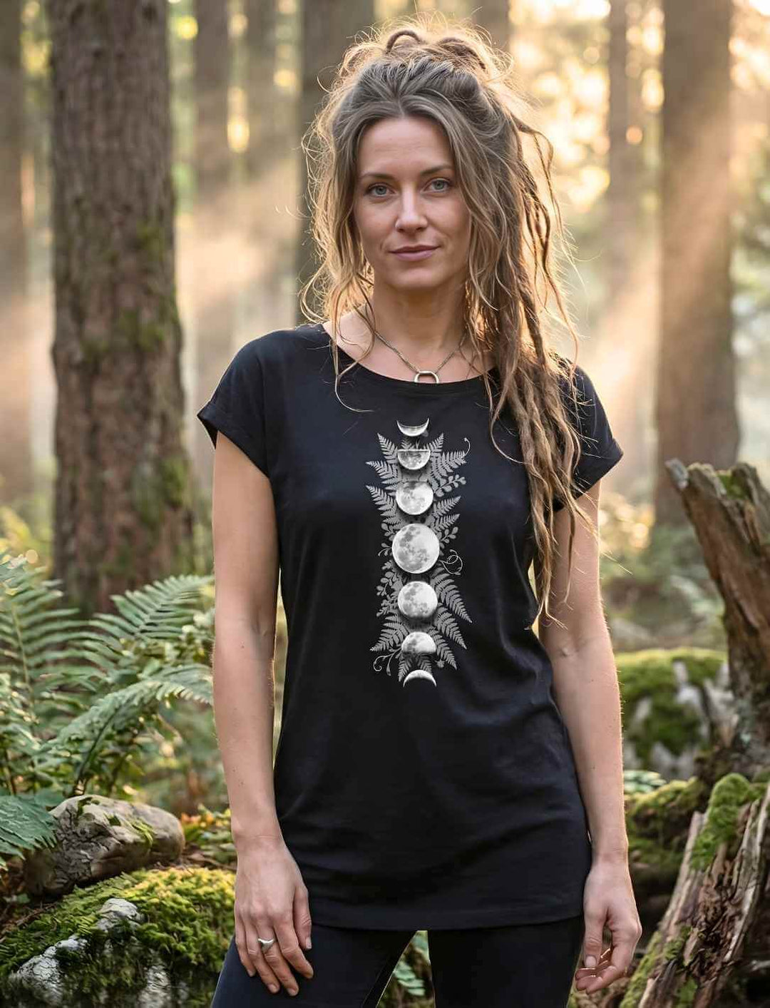 Sacred Moon – Forest Mysteries Damen Longfit Shirt Schwarz mit Mondphasen und Farnmotiv, getragen von Frau im Wald