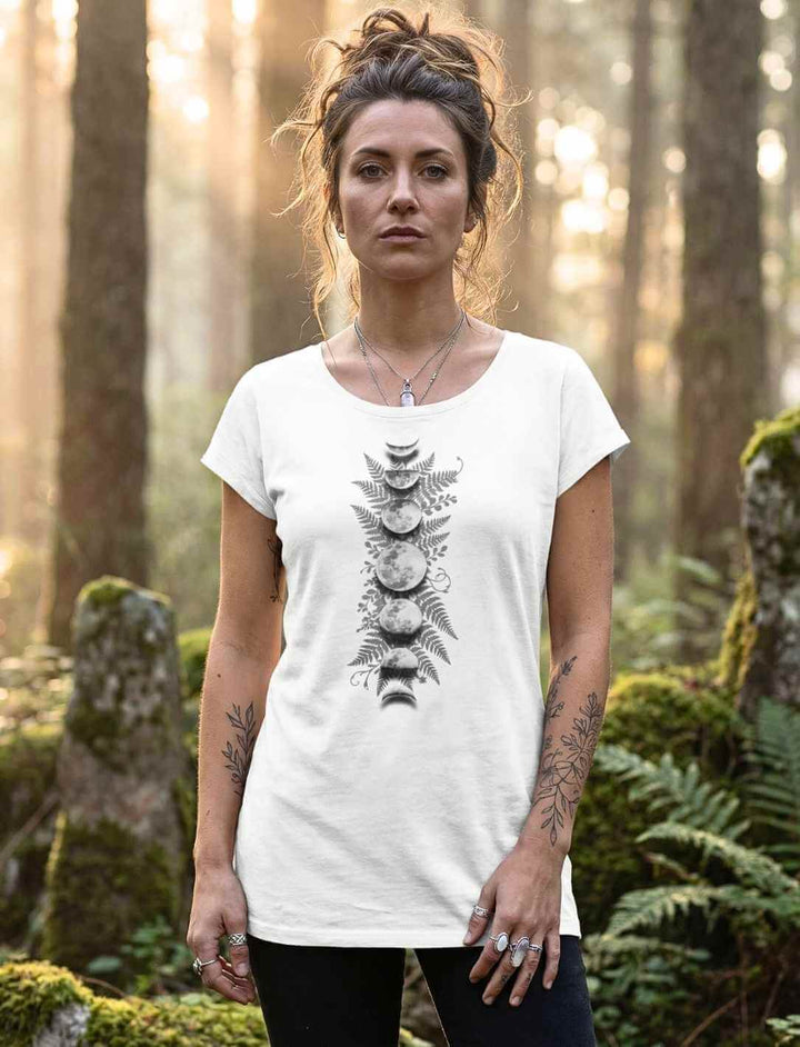 Sacred Moon – Forest Mysteries Damen Longfit Shirt Weiß mit Mondphasenmotiv, getragen von Frau im Waldlicht
