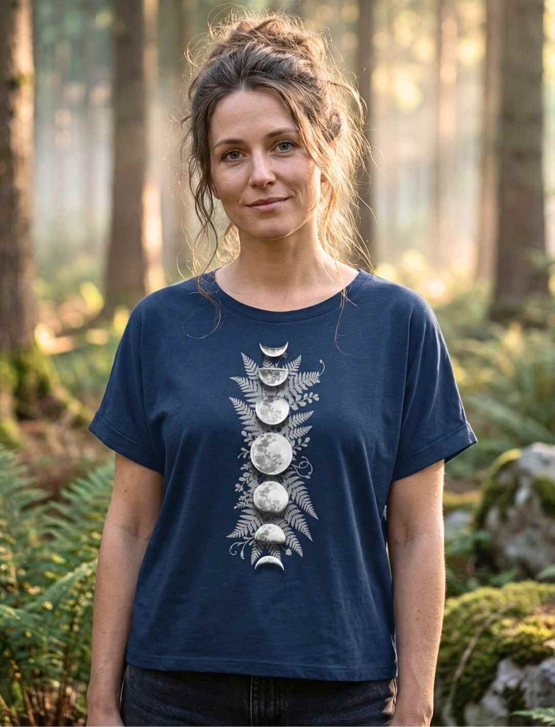 Sacred Moon – Forest Mysteries Damen Relaxed Shirt Navy mit Mondphasenmotiv, getragen von Frau im Wald