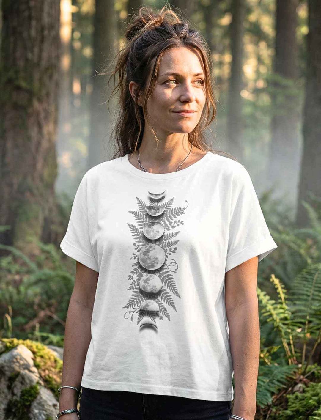 Sacred Moon – Forest Mysteries Damen Relaxed Shirt Weiß mit Mondphasenmotiv, getragen von Frau im Wald