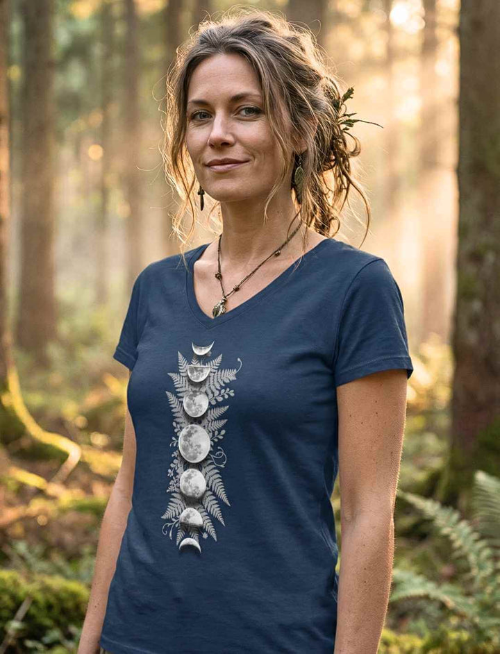 Sacred Moon – Forest Mysteries Damen V-Neck Shirt Navy mit Mondphasenmotiv, getragen von Frau im Wald