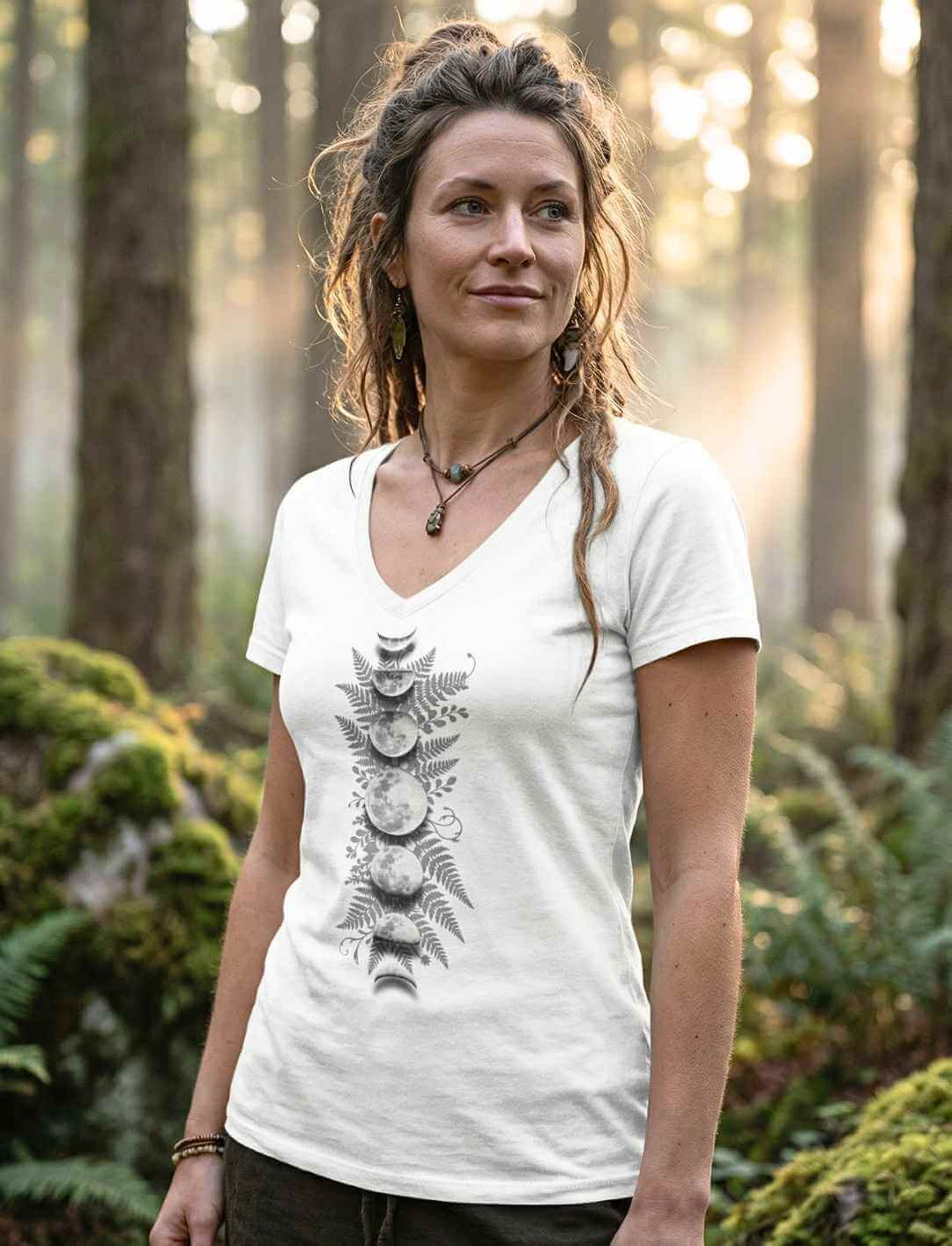Sacred Moon – Forest Mysteries Damen V-Neck Shirt Weiß mit Mondphasenmotiv, getragen von Frau im Waldlicht
