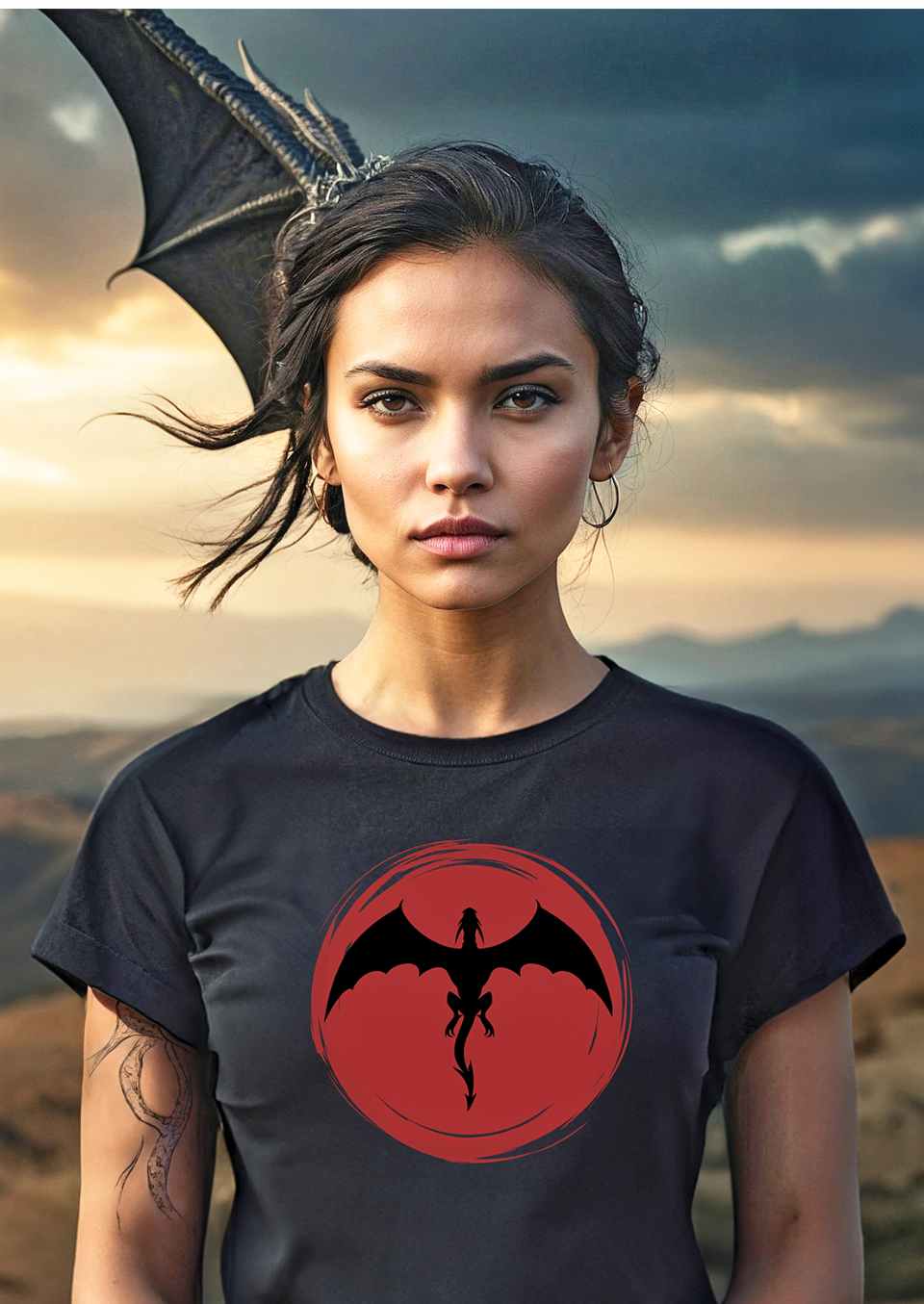 Kategoriebild für die Saga of the dragon Collection von Runental.de. Junge Frau trägt ein Saga of the dragon T-Shirt in schwarz, am Himmel kreist ein Drache.