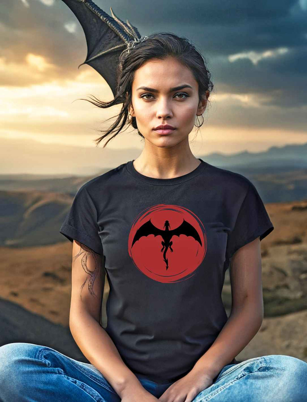 Junge Frau in 'Saga of the Dragon' T-Shirt in Schwarz, posiert mit dem Hintergrund eines imposanten, fliegenden Drachens, symbolisierend die Kraft und Mystik der Legende.