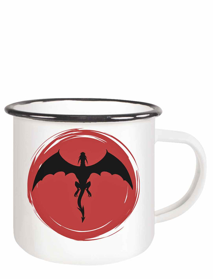 Weiße Emaille Tasse mit schwarzem Rand und 'Saga of the Dragon'-Design in Nahaufnahme, ein stilvolles Trinkgefäß für Liebhaber der Mythologie.