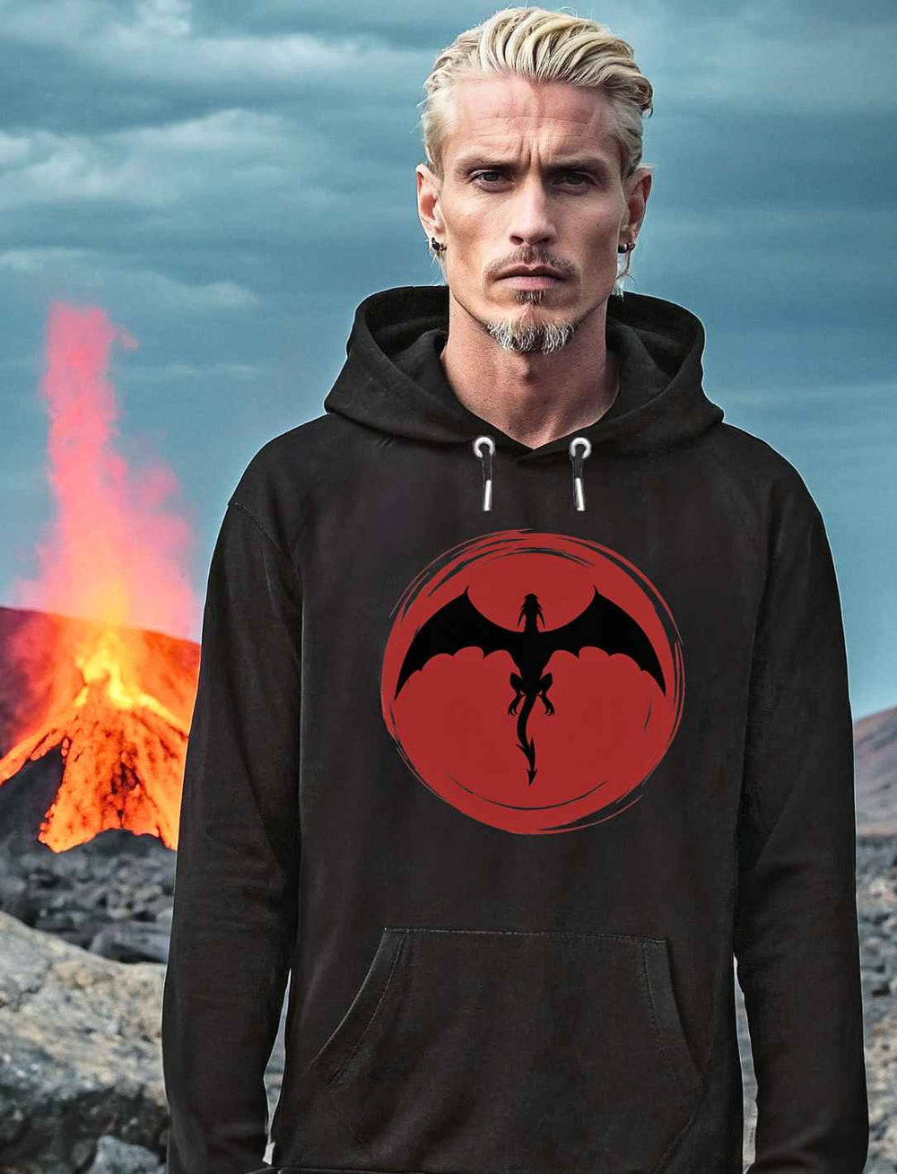 Männliches Model in 'Saga of the Dragon' Unisex Hoodie in Schwarz, steht vor einer dramatischen vulkanischen Landschaft mit einem aktiven Lavastrom im Hintergrund, das symbolische Drachen-Design auf der Brust zur Schau stellend.