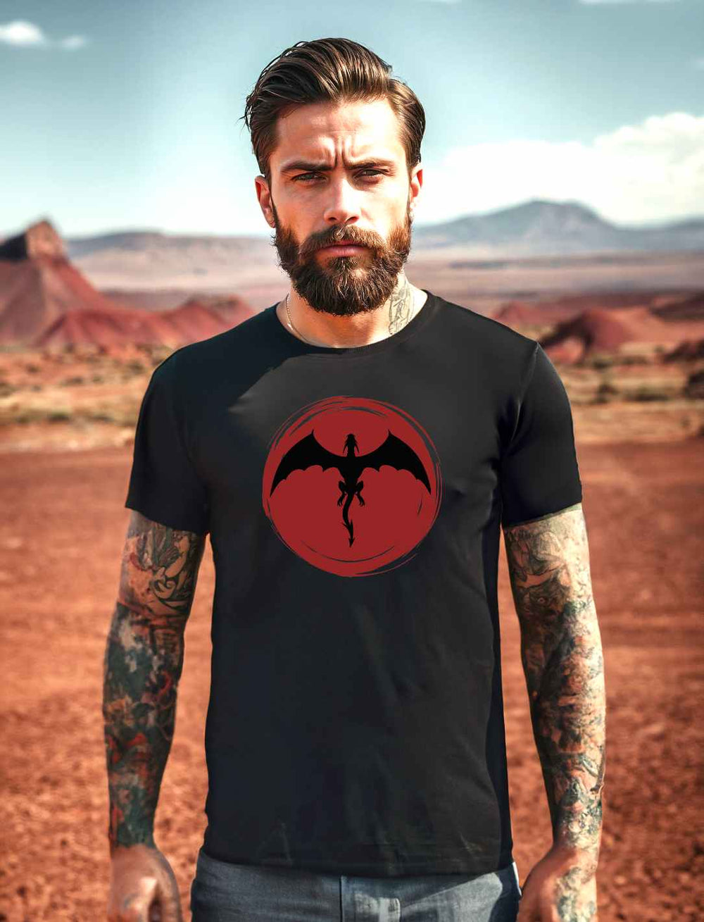 Männliches Model in 'Saga of the Dragon' Organic Unisex T-Shirt in Schwarz, steht vor einer Wüstenlandschaft, wobei das markante Drachen-Design auf der Brust im Mittelpunkt steht.