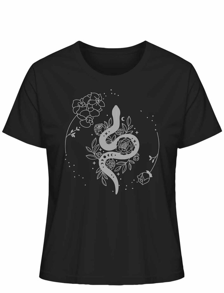 Snake of Wisdom T-Shirt in Schwarz auf weißem Hintergrund, zeigt eine detailreiche Darstellung einer Schlange und floralen Motiven, symbolisch für Wissen und Transformation.