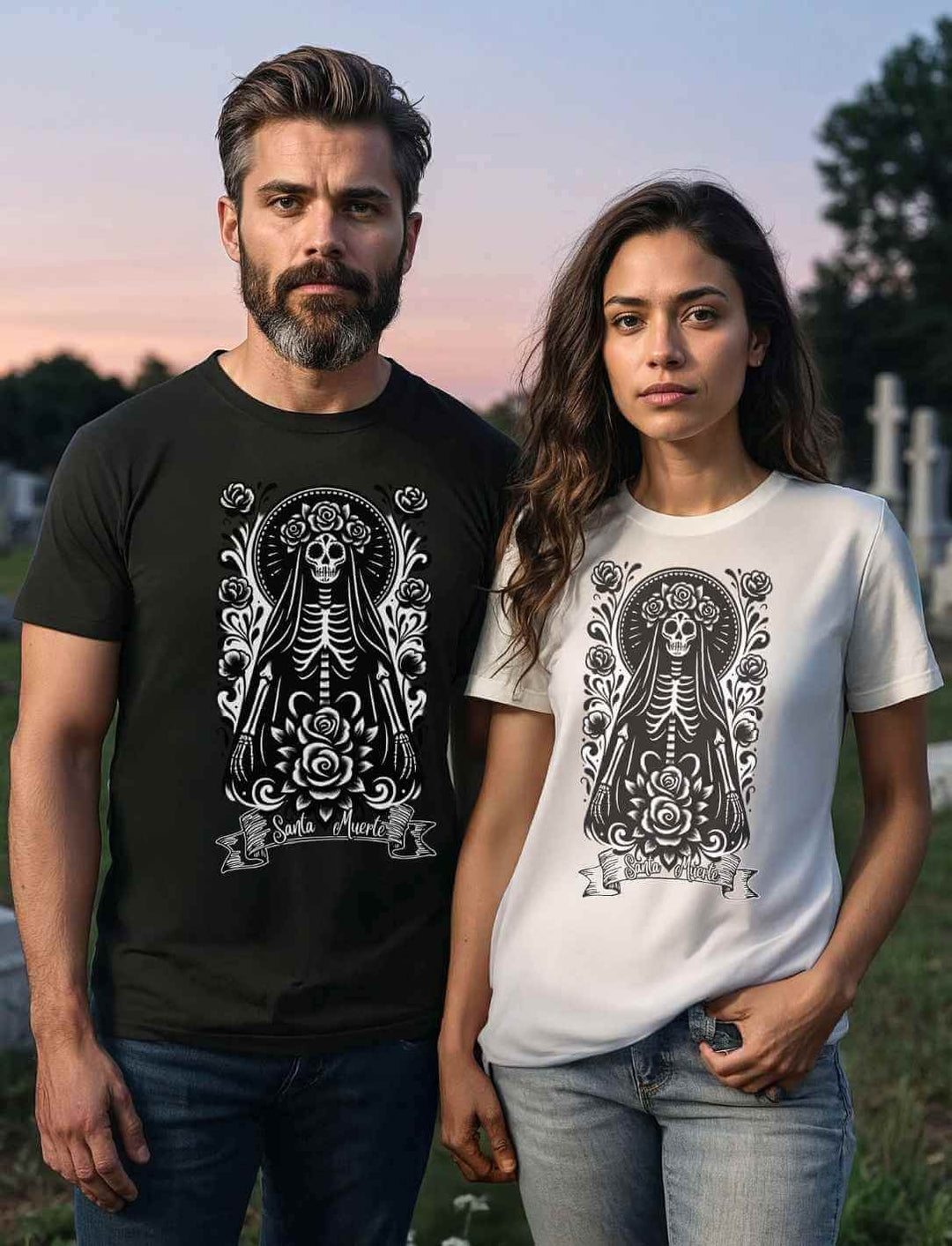 Zwei Models tragen das Santa Muerte Shirt – Día de los Muertos Design auf Bio-Baumwolle in Weiß und Schwarz vor mexikanischem Friedhofshintergrund