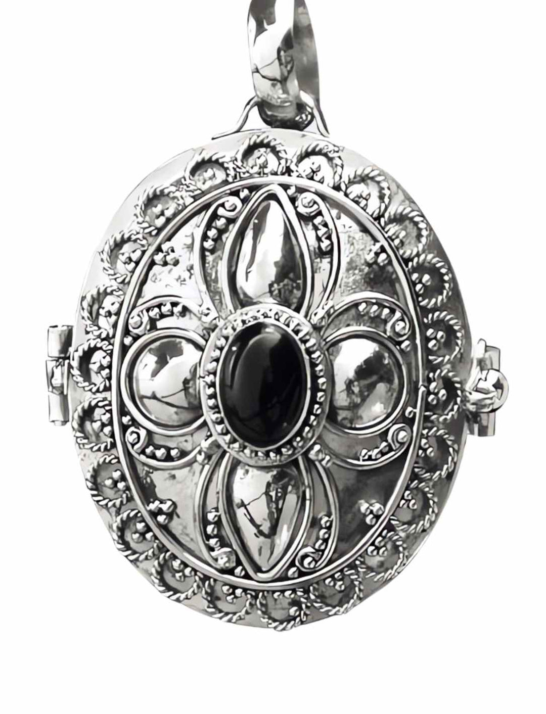 Schattenherz-Amulett aus Silber mit schwarzem Onyx auf weißem Hintergrund - ein Symbol tiefer Mystik