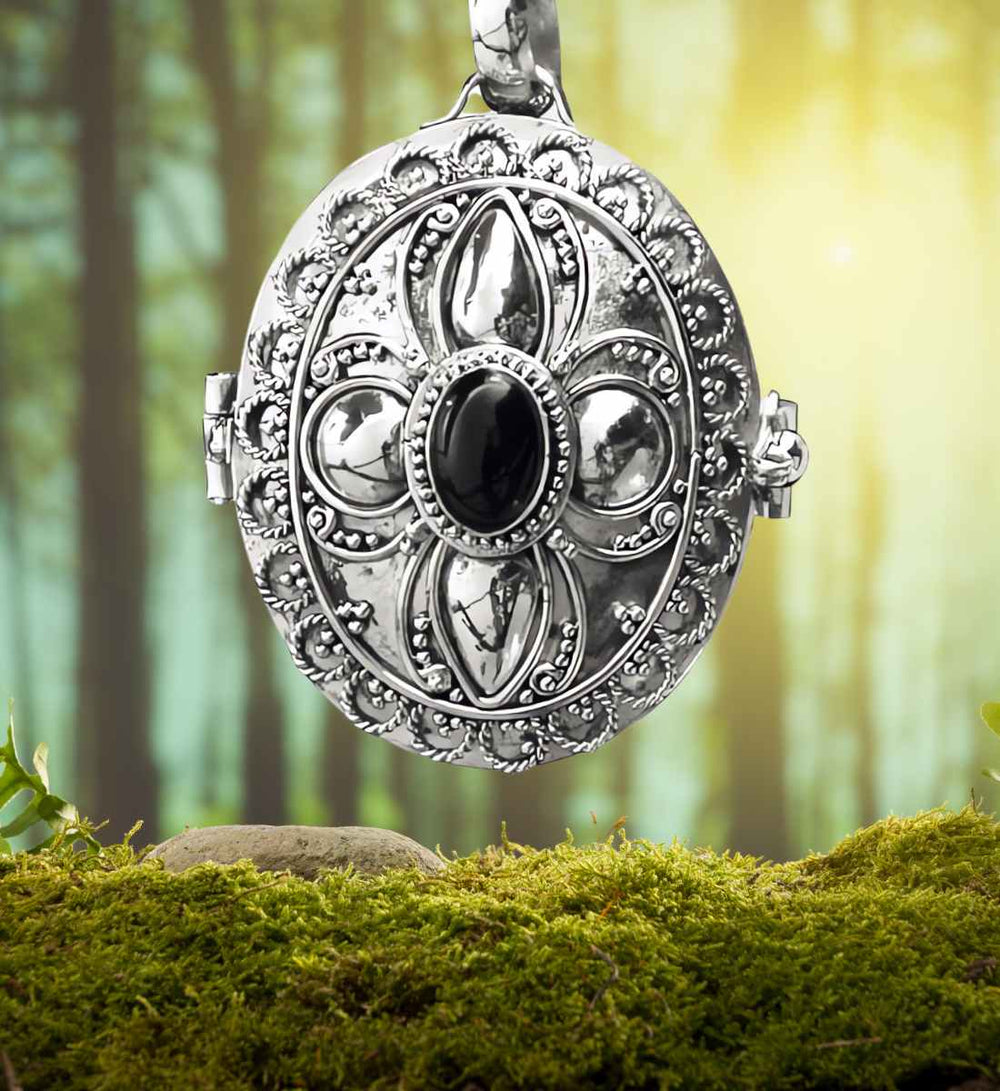 Mystisches Schattenherz-Amulett umgeben von Moos und Wald - verkörpert zeitlose Weisheiten und Naturverbundenheit