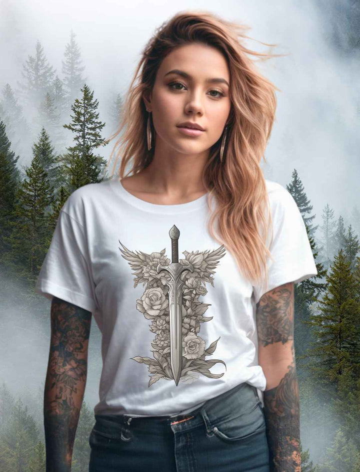 Junge Frau trägt das 'Schwert des Sylvanritters' T-Shirt in weiss, zeigt die Passform und das Design des Bio-Baumwoll-Shirts