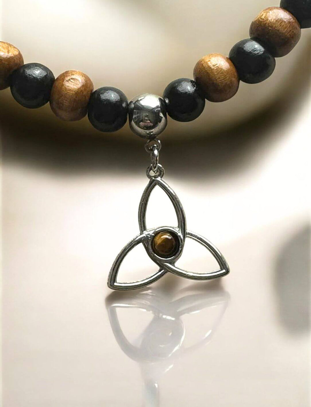 Triquetra-Symbol aus Edelstahl mit Tigerauge – zentrales Element der Segen des Hains Kette