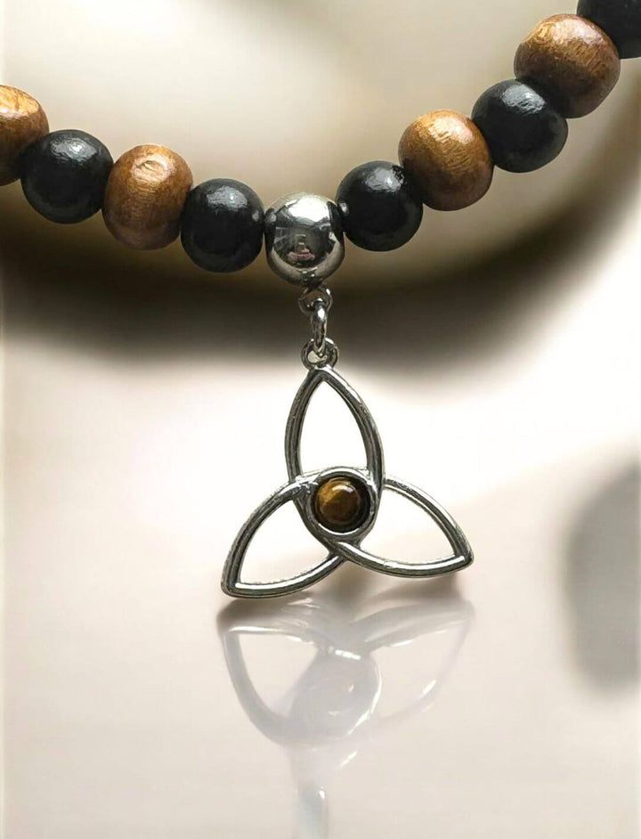 Triquetra-Symbol aus Edelstahl mit Tigerauge – zentrales Element der Segen des Hains Kette