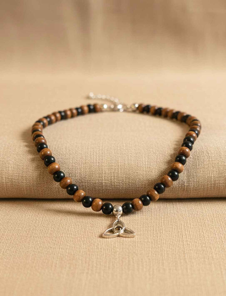 Segen des Hains Kette – Kombination aus Holzperlen, Tigerauge und keltischem Triquetra-Symbol