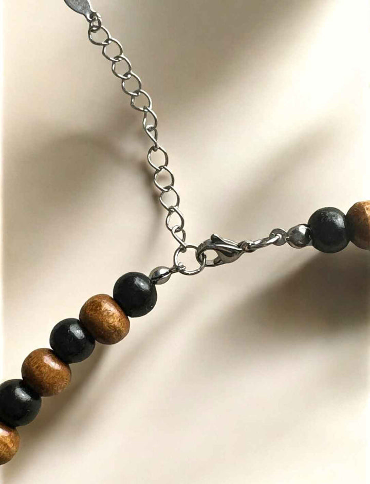 Verstellbarer Edelstahlverschluss der keltischen Holzperlenkette mit Verlängerungskette