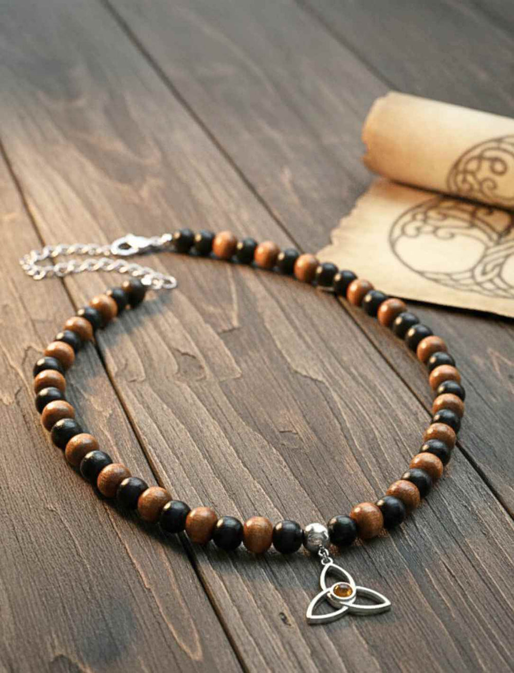 Holzperlenkette mit Triquetra-Anhänger – keltischer Schmuck aus Holz und Edelstahl mit Tigerauge