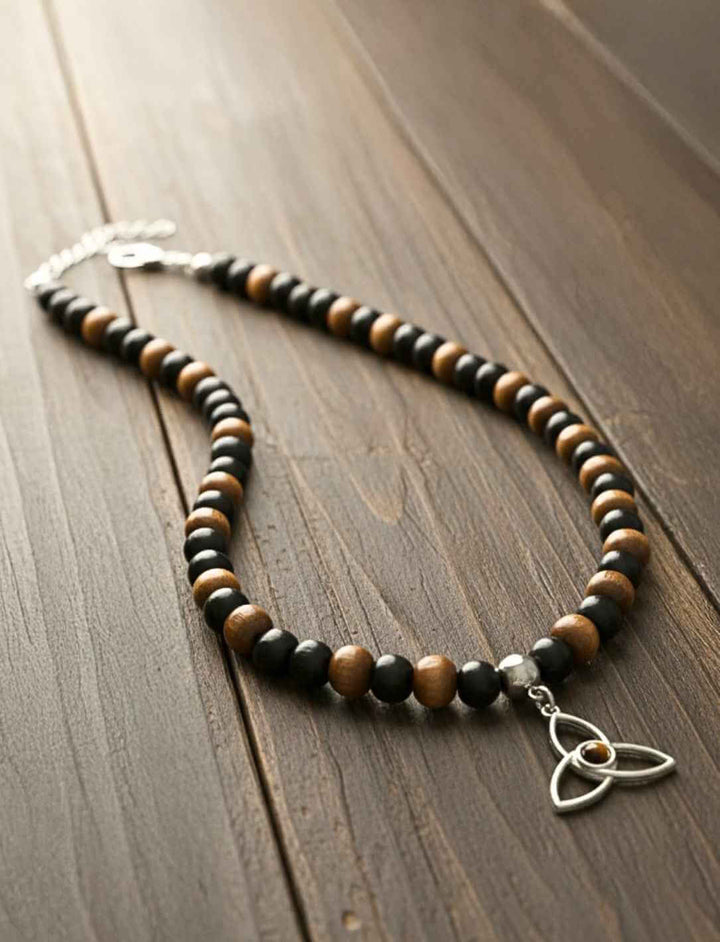 Triquetra Holzperlenkette Segen des Hains auf Holz – Symbol für Balance und Verbundenheit