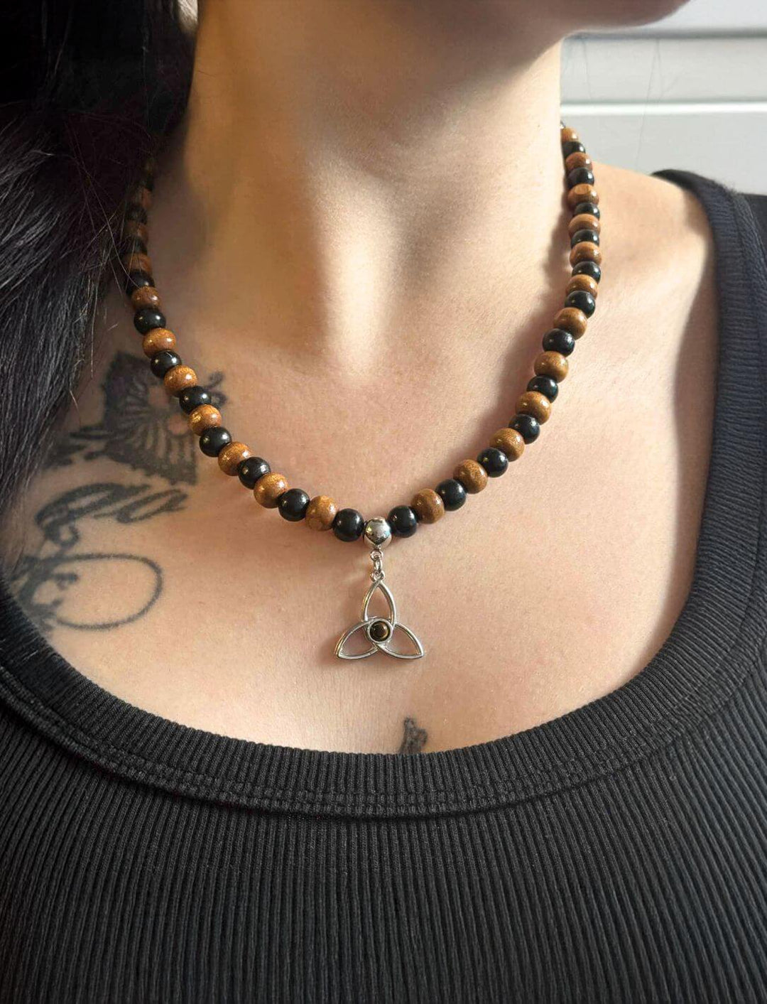 Keltische Holzperlenkette Segen des Hains von junger Frau getragen – Triquetra-Anhänger mit Tigerauge-Stein