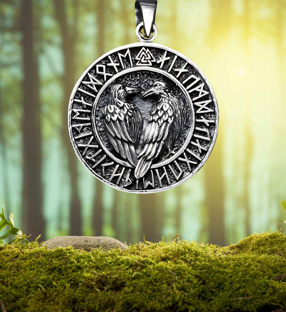 Seher von Asgard Anhänger in einem natürlichen Waldsetting – symbolträchtiger Silberanhänger eingebettet in die mystische Atmosphäre eines Moosbetts, hervorhebend seine mythologische Bedeutung.