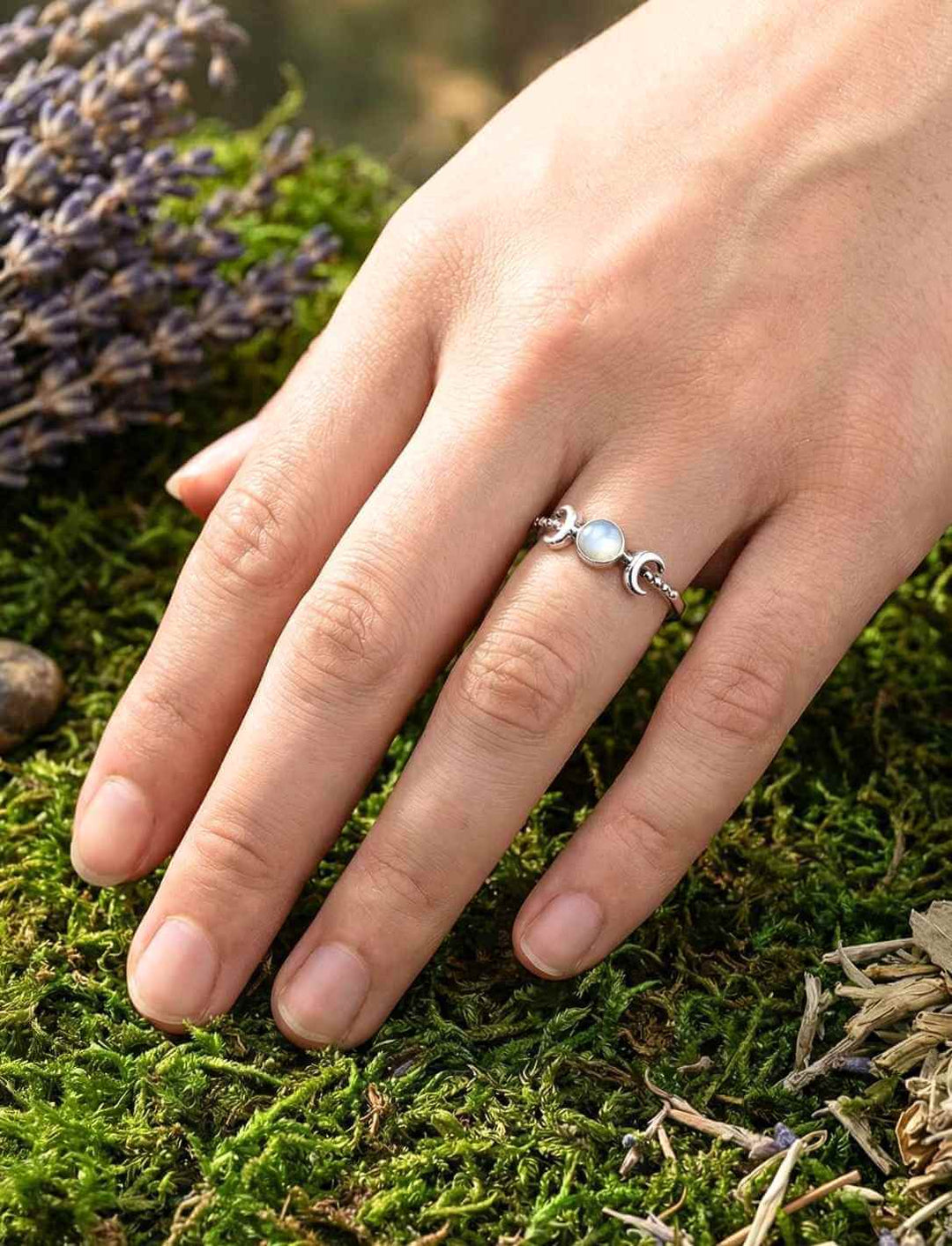 Selene’s Kreis – Ring der Mondgöttin, fotografiert an Damenhand.