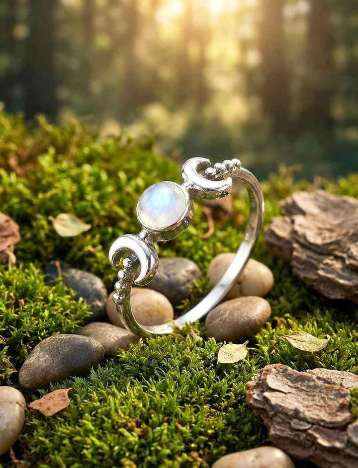 Eleganter Silberring mit schimmerndem Mondstein und Mondsichel-Motiv in Seitenansicht