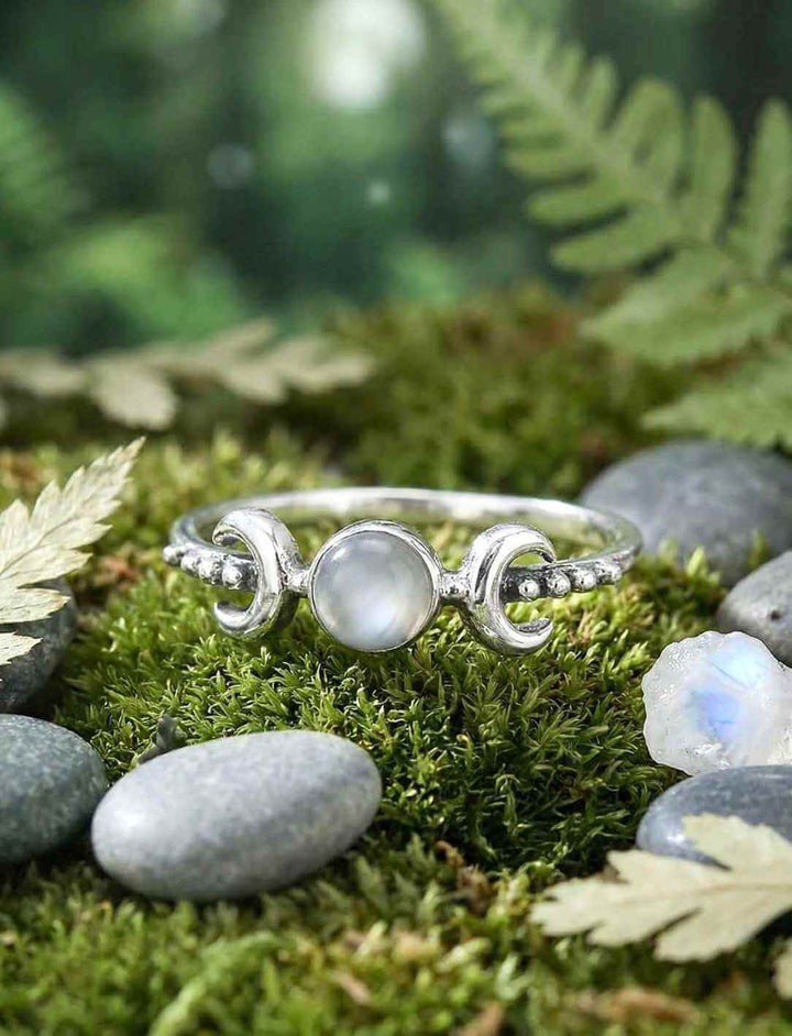 Frontansicht des Silberrings mit rundem Mondstein und dreifachem Mondsymbol