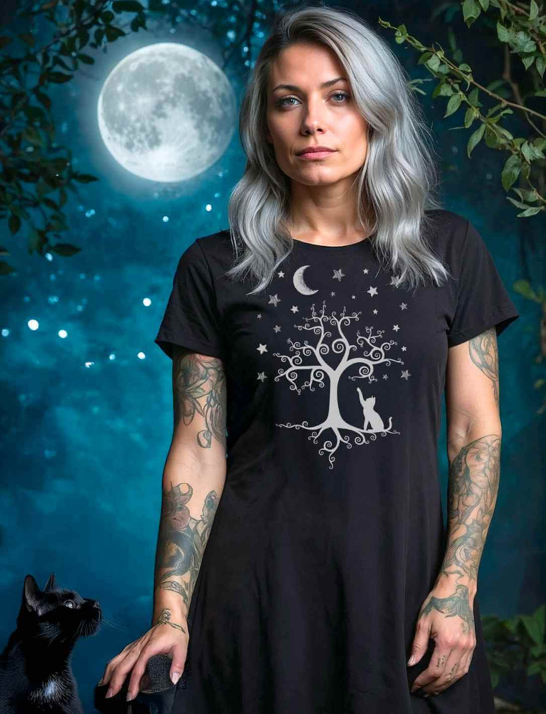 Frau trägt das Silbermondtraum T-Shirt Kleid in einer mystischen Kulisse mit Vollmond und Katze – ein Outfit voller Magie.