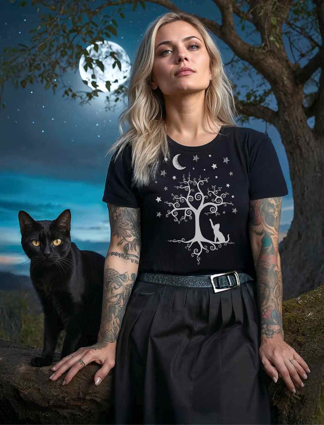 Model trägt “Silbermondtraum”-Shirt in Schwarz – Mystische Atmosphäre mit Vollmond und Katze im Hintergrund, stilvolle Passform aus Bio-Baumwolle.