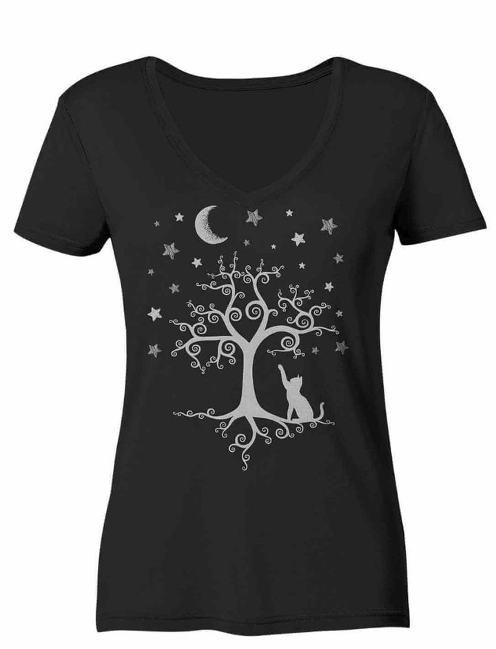 Silbermondtraum – Damen V-Neck Shirt in Schwarz mit mystischem Design aus Lebensbaum, Sternen und Katze auf weißem Hintergrund.