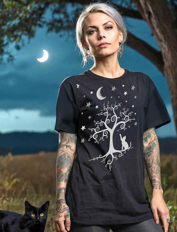 Model trägt das Oversized Silbermondtraum T-Shirt in Schwarz unter dem Mond – Ein Shirt für Träumer und Fantasy-Liebhaber.