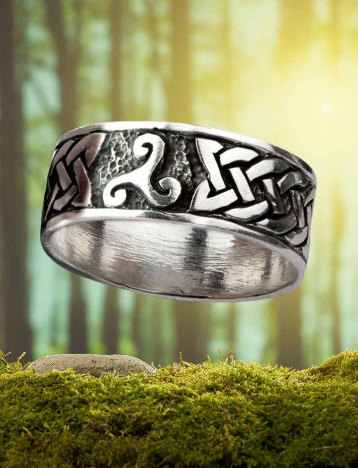 Silberring des Keltischen Knotens aus 925er Sterling Silber, Symbol für Unendlichkeit, frontal auf Moos und Waldhintergrund.