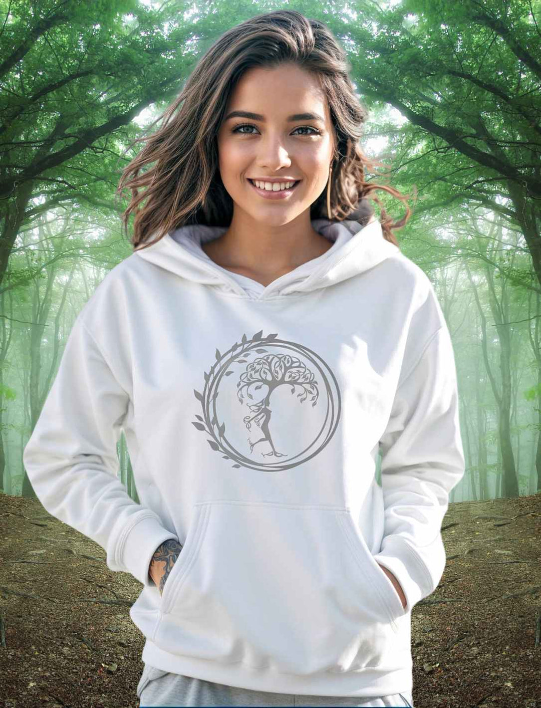 unge Frau im Wald trägt den weißen Silvaner Lebensbaum Unisex Organic Hoodie von Runental.de, umgeben von Natur.