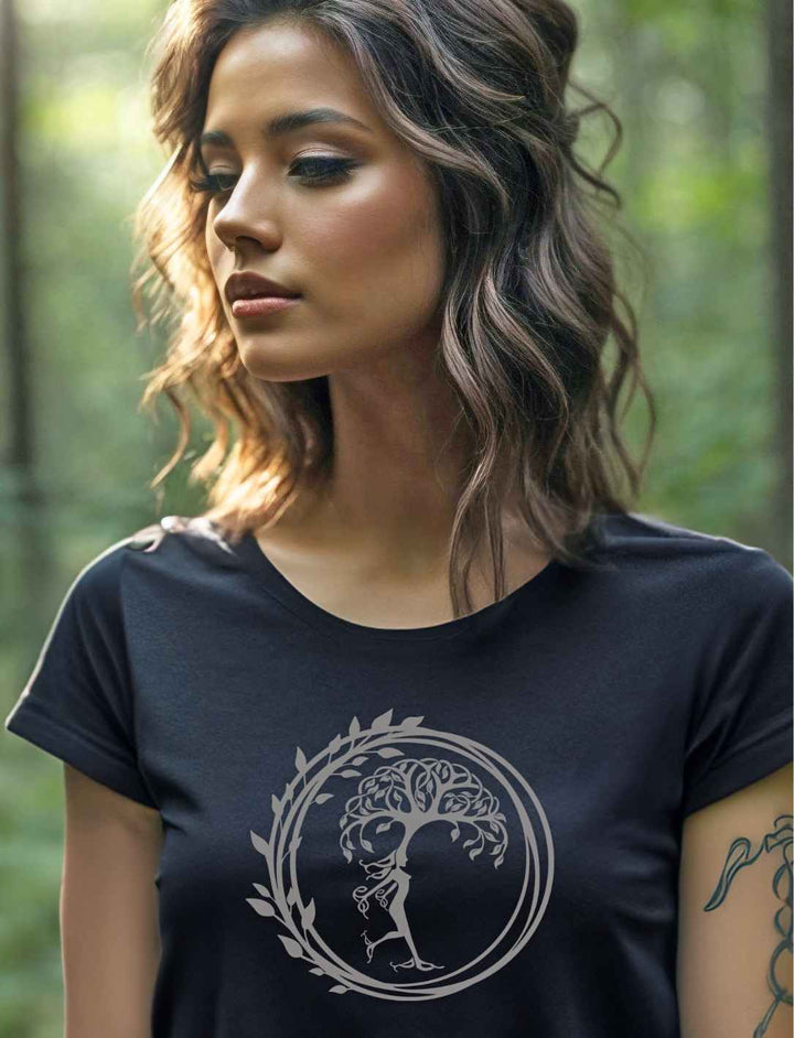 Junge Frau im Wald trägt das schwarze Silvaner Lebensbaum Damen T-Shirt von Runental.de, natürliche Umgebung