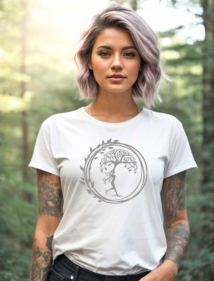 Junge Frau in Waldszenerie mit weißem Silvaner Lebensbaum Damen T-Shirt von Runental.de