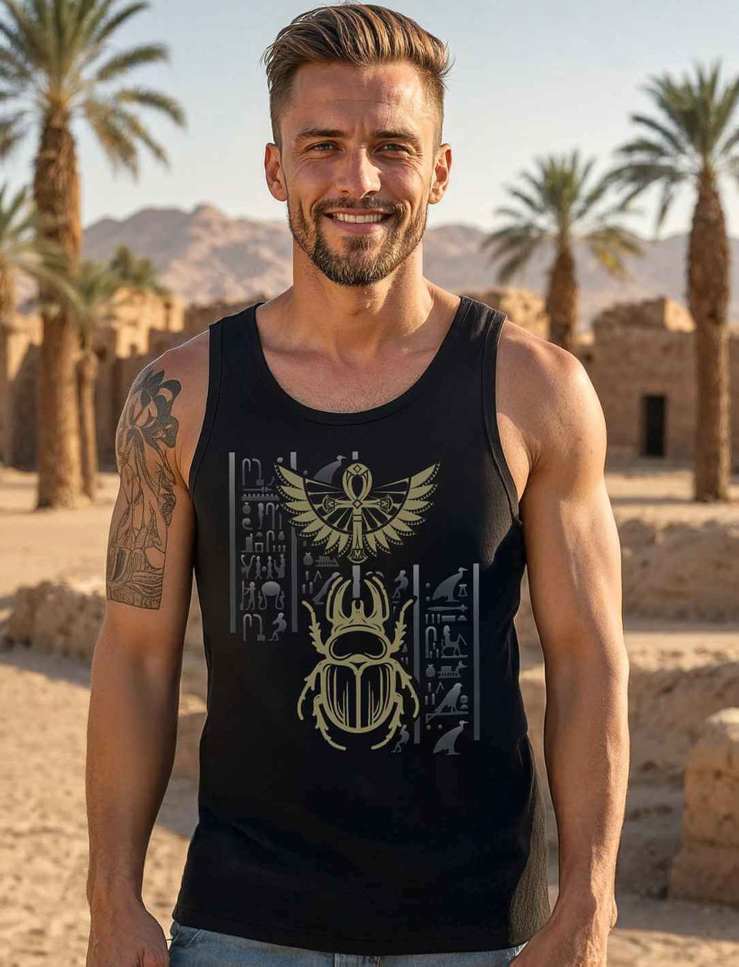 Model trägt schwarzes Herren Tank Top mit ägyptischem Skarabäus und Hieroglyphen, aufgenommen in Wüstenlandschaft – Runental