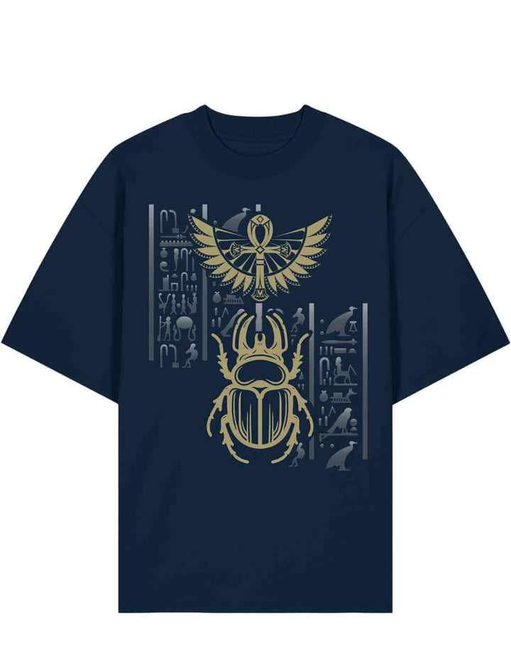 Oversized Bio-Shirt in French Navy mit goldenem Skarabäus, Flügeln und magischen Zeichen im Stil altägyptischer Tempelkunst