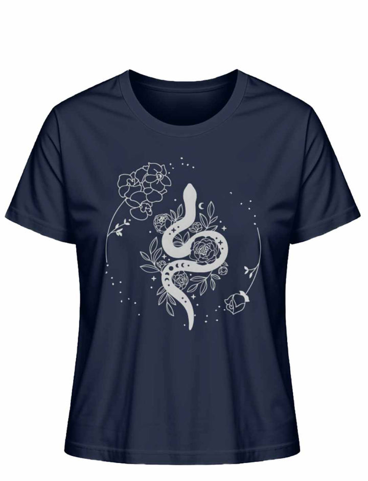 Snake of Wisdom T-Shirt in French Navy auf weißem Hintergrund, kombiniert ein nautisches Blau mit der symbolischen Schlange, ideal für Liebhaber von Meeresabenteuern und Mythologie.