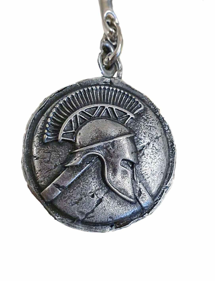 Zink-Schlüsselanhänger mit spartanischem Helm-Design, symbolisiert Wehrhaftigkeit und Stärke, verfügbar bei Runental.de.