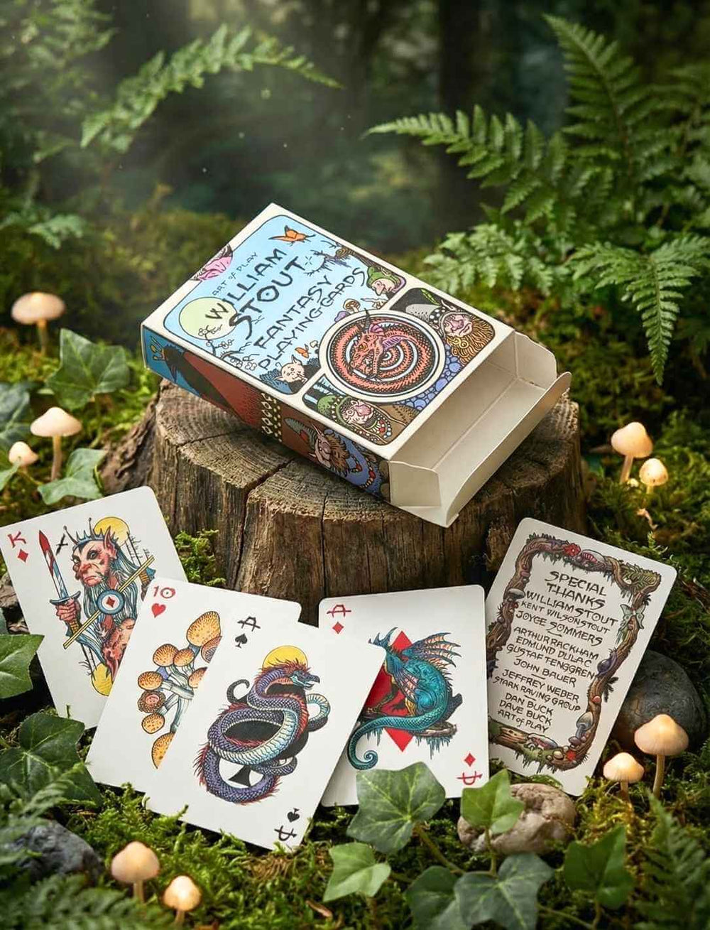 Fantasy Spielkarten mit Illustrationen von William Stout auf Baumstumpf im Wald