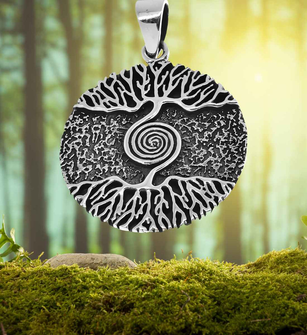 Spirale des Ursprungs Anhänger auf einem Moos-/Waldhintergrund – Dieser Silberanhänger ist nicht nur Schmuck, sondern auch ein Sinnbild für Wachstum und Verbundenheit, wie er in einer natürlichen Umgebung ruht und seine symbolische Bedeutung verstärkt.