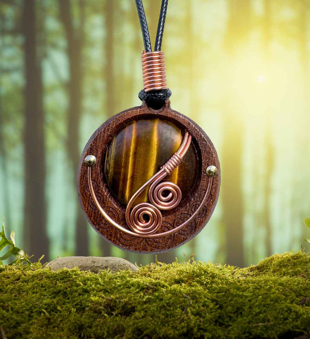 Handgefertigte Holz Halskette mit Druidenspirale und Tigerauge im Hintergrund Moos, inspiriert von keltischer Mythologie. Runental.de