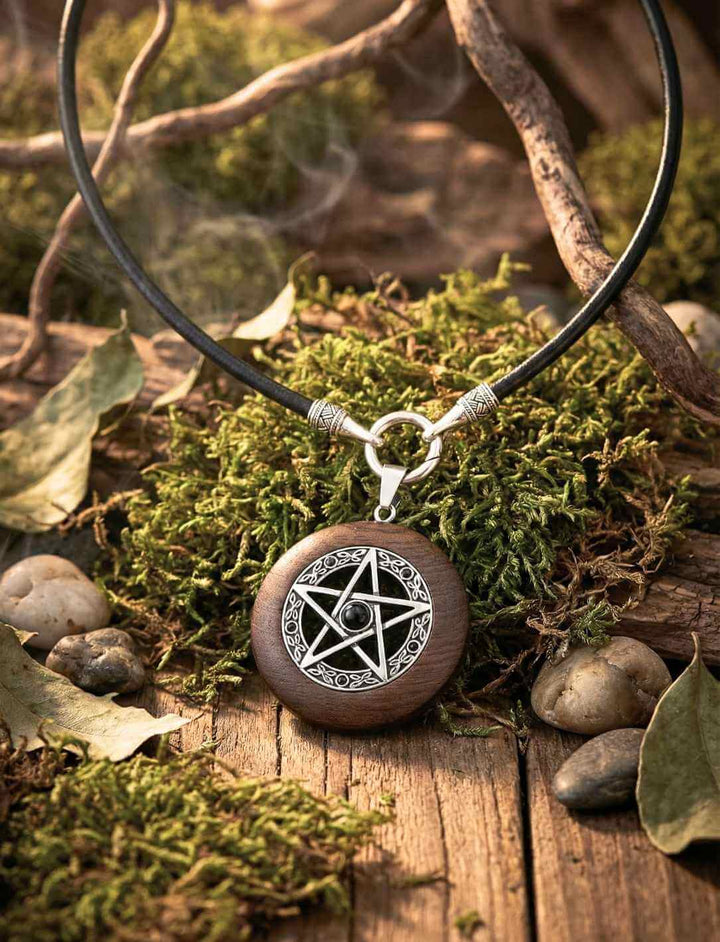 Holzanhänger mit Pentagramm aus Edelstahl und schwarzem Onyx, hängend im natürlichen Umfeld, mit Lederkette Band des Hüters.
