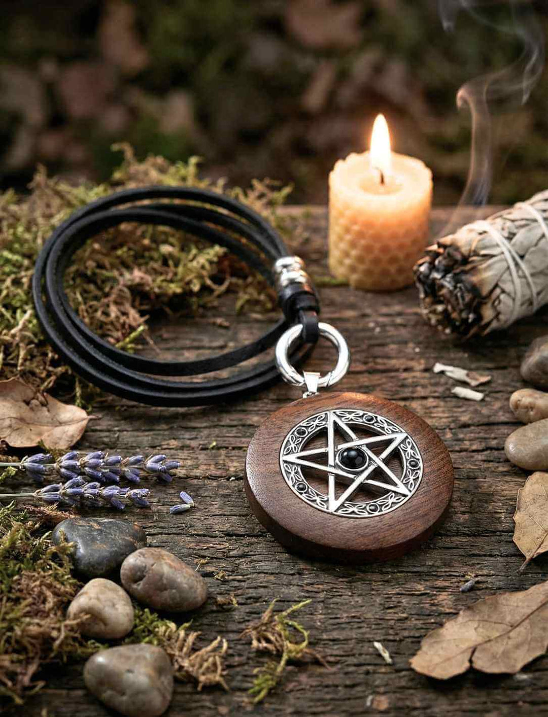 Stern der Harmonie Holzanhänger mit Pentagramm und Onyx, arrangiert mit Kerze, Naturmaterialien und Lederkette Band des Waldläufers.