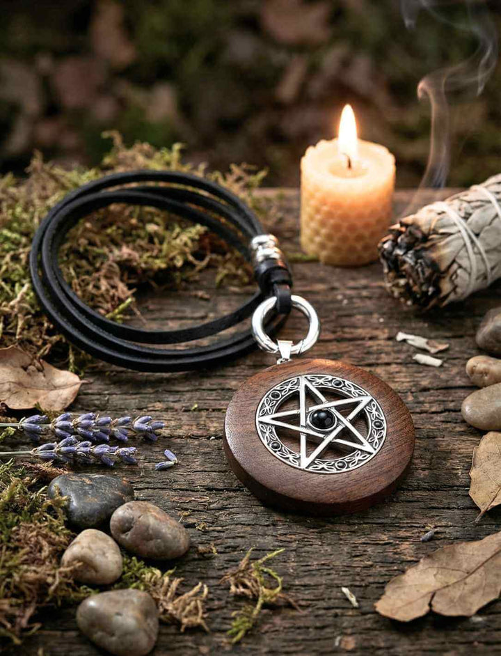 Stern der Harmonie Holzanhänger mit Pentagramm und Onyx, arrangiert mit Kerze, Naturmaterialien und Lederkette Band des Waldläufers.