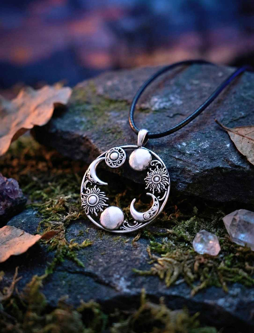 Silberanhänger mit Sonne und Mond auf mystischem Untergrund, mit Lederkette – Symbol für kosmisches Gleichgewicht